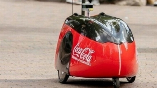 صور.. روبوت لتوصيل المشروبات الغازية في بريطانيا