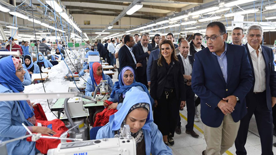  رئيس الوزراء يزور مجمعًا لصناعة المنسوجات بالمنيا ويثني على السيدات العاملات