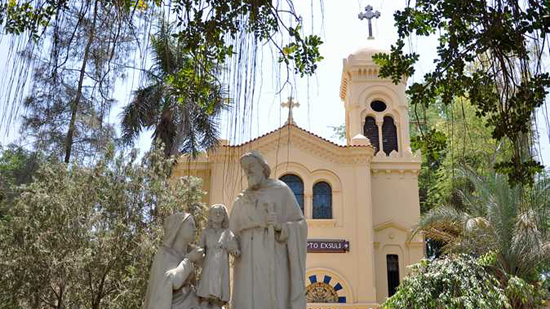  النائب البطريركي للكنيسة الكاثوليكية  يترأس القداس الإلهي للمناولة الاحتفالية بالمطرية