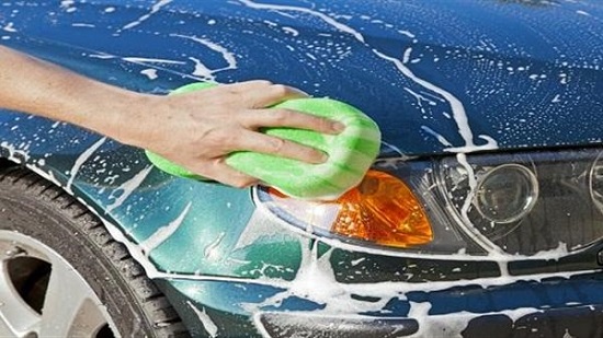متغسلش سيارتك بسائل الصحون وابتعد عن الملابس القديمة .. لهذه الأسباب