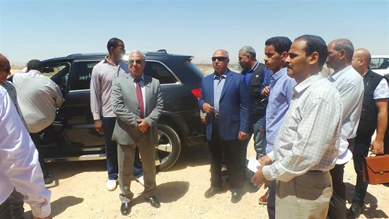 وزير النقل يتفقد مشروع ازدواج الطريق الصحراوي الغربي ومحور كلابشة بصحبة محافظ أسوان
