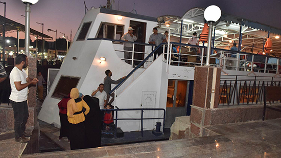 سكرتير عام أسيوط يشارك المواطنين في الرحلات النيلية الأسبوعية
