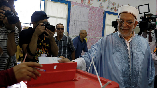  التوانسة يتوافدون على مراكز الاقتراع للإدلاء بأصواتهم في الانتخابات الرئاسية 