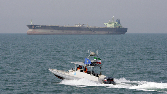 الحرس الثوري الإيراني يوقف سفينة وطاقمها بتهمة تهريب الديزل