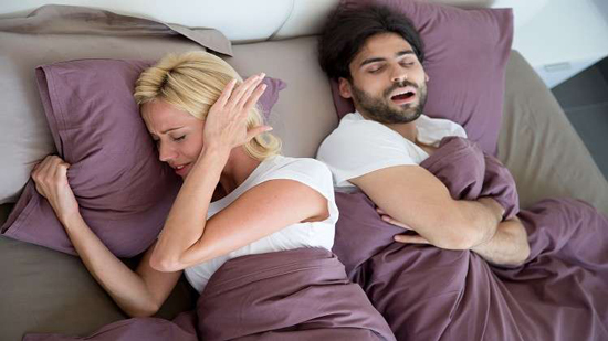 دراسة تكشف الفرق بين الشخير وتوقف النفس أثناء النوم
