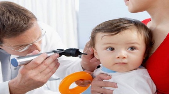 5 علامات لو ظهرت على طفلك بتقولك عنده التهاب فى الأذن الوسطى
