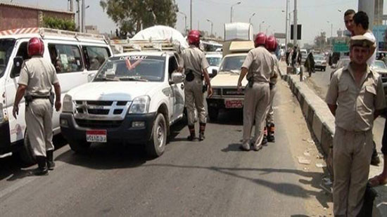 مرور الجيزة يرفع 12 سيارة ودراجة بخارية متروكة فى حملات بشوارع المحافظة
