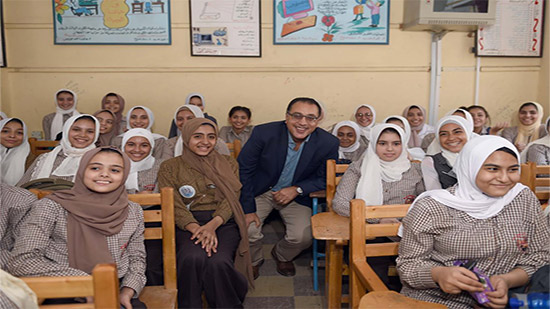 لفتة طيبة من رئيس الوزراء للطالبات أثناء زيارة مدرسة الشهيد الرائد محمد عصام ببنى سويف
