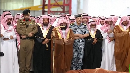 بالفيديو.. لحظة تشييع جثمان عبدالعزيز الفغم حارس العاهل السعودي
