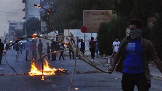 المتظاهرون العراقيون يحرقون نقطة تفتيش أمنية ببغداد