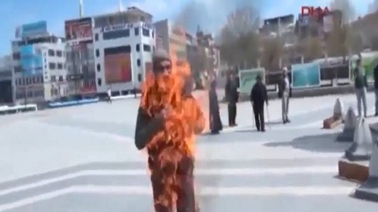  شاهد .. رجل تركي يشعل النار في نفسه لعدم قدرته على دفع إيجار منزله

