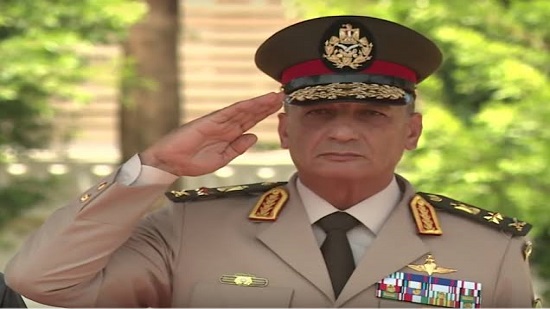 وزير الدفاع ينيب قادة الجيوش الميدانية لوضع إكليل الزهور على قبر الجندى المجهول 

