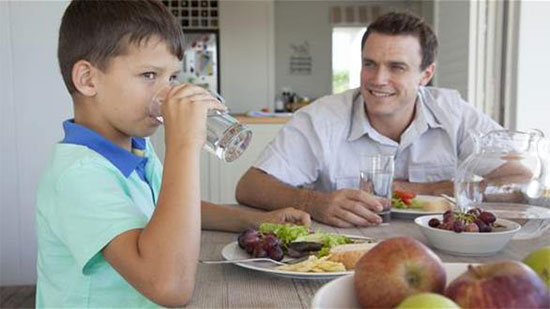 هل شرب الماء أثناء الطعام يسبب الكرش؟ مني راداميس تجيب