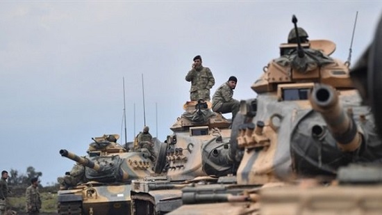  الدبابات التركية تتقدم نحو الحدود السورية
