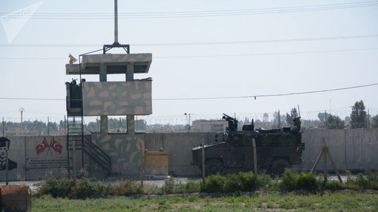 الجيش التركي والميلشيات الموالية له تزيل مقطعا إسمنتيا جديدا على الحدود السورية