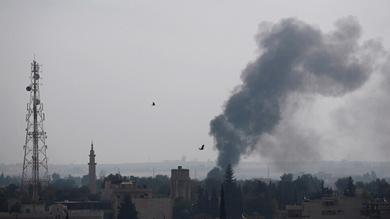 دخان يتصاعد فوق مدينة رأس العين على الحدود السورية التركية