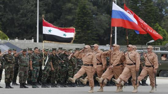  عاجل .. قوات من الجيش الروسي والسوري تنتشر على خط مبنج بمدينة جرابلس 