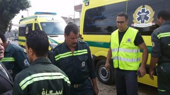 إصابة 3 أشخاص بتصادم سيارة ملاكى أثناء جلوسهم على مقهى فى الهرم