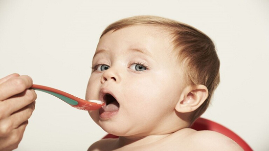 تقرير أمريكي مروع يكشف عن وجود معادن سامة في غذاء الأطفال!