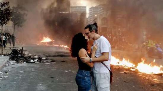  زوجان لبنانيان وسط المظاهرات