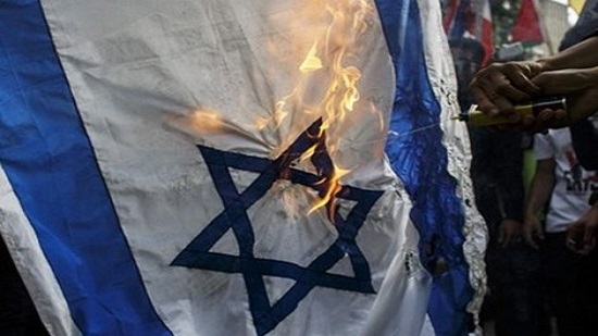 محتجين لبنانيين يحرقون العلم الإسرائيلي