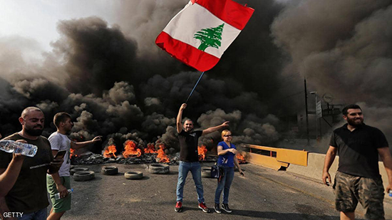 المتظاهرون أشعلوا إطارات السيارات في عدد من طرق لبنان.