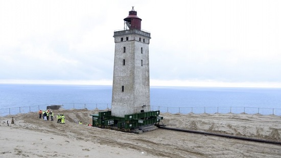  الدنمارك تنقل منارة تاريخية بسبب تآكل الشاطئ
