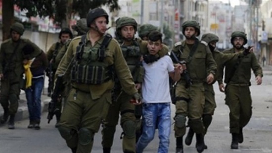 سلطات الاحتلال الإسرائيلي تنقل أسيرين فلسطينيين مضربين عن الطعام إلى المستشفى