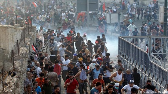 350 جريحًا في مظاهرات بغداد.. وإشعال النيران في مبنى حكومي

