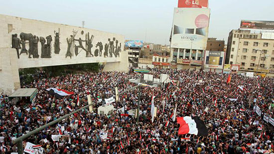 متظاهروا العراق يمزقون صور خامنئي في كربلاء
