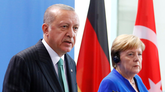 أردوغان وميركل يبحثان تطورات الأوضاع شمال شرق سوريا