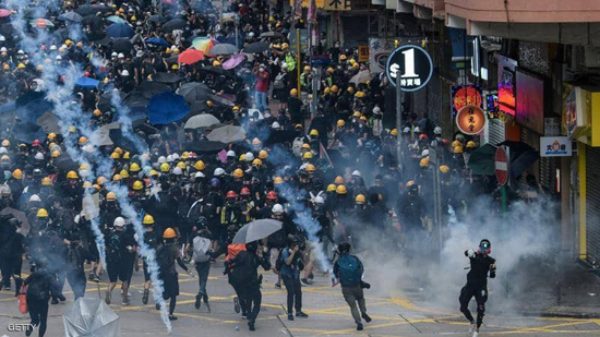 الشرطة الصينية أثناء قمعها لمحتجين في هونغ كونغ