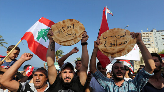 اليوم الـ 13 لتظاهرات لبنان ومخاوف من انهيار اقتصادي وأزمة طحين ومحروقات 