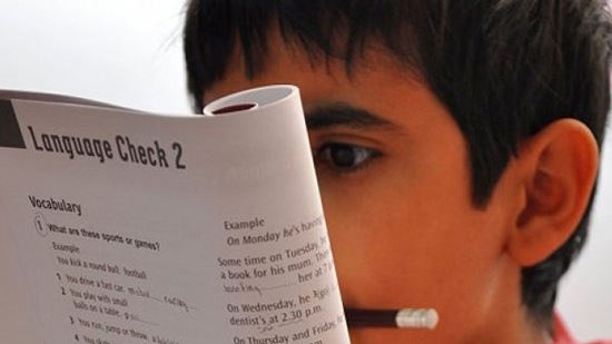 دراسة: 32% من الوالدين يهملون القراءة للأطفال
