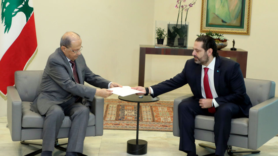 الرئيس اللبناني يقبل استقالة الحريري ويكلف حكومته تصريف الأعمال
