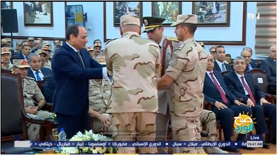 اللواء مختار عبد اللطيف يهدي السيسي  (المصحف الشريف) 
