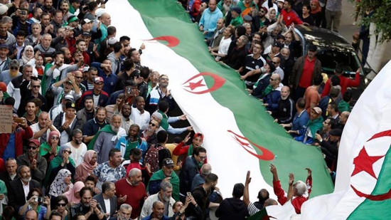  مظاهرات حاشدة في الجزائر رفضا لإجراء الانتخابات الرئاسية