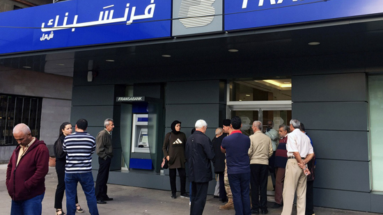  بعد إغلاق لمدة أسبوعين.. البنوك في لبنان تعيد فتح أبوابها
