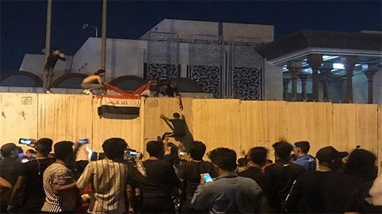 القوات الأمنية ترفع العلم العراقي على القنصلية الإيرانية بكربلاء