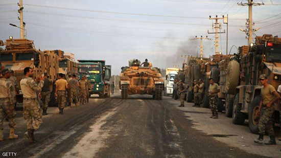 قوات تركية وأخرى سورية موالية لأنقرة على الحدود السورية