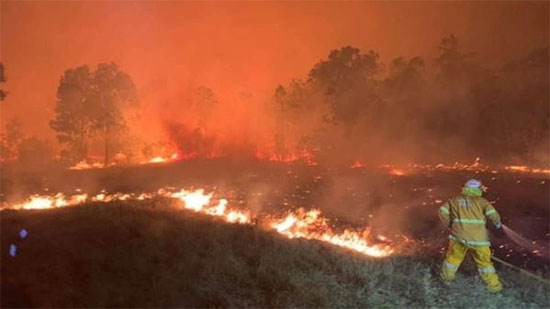 أستراليا تستعين بالطائرات لإخماد حرائق الغابات الكثيفة