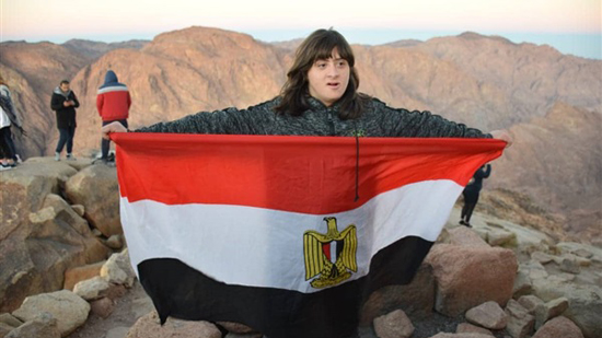 وزير الرياضة يكرم أول طفل مصري من ذوي الهمم بعد صعوده جبل موسى
