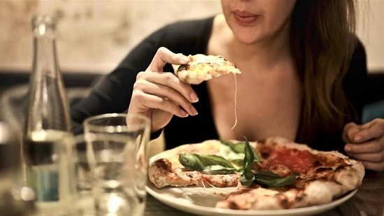 دراسة تحذر: تناول وجبة العشاء بعد الـ6 مساءً يهدد القلب بالأمراض