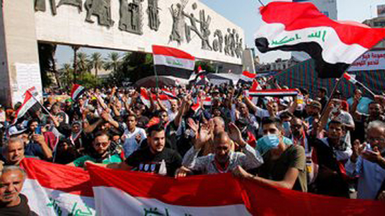 شاهد .. المتظاهرون العراقيون يلعبون بقنبلة مسلية للدموع كرة القدم أطلقتها عليهم مليشيات إيران