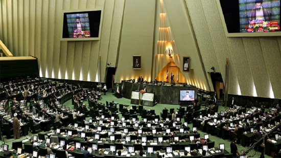 البرلمان الإيراني يعقد جلسة مغلقة لمناقشة رفع أسعار الوقود والاحتجاجات في البلاد