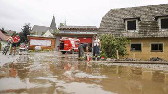  أحوال الطقس السيئة مستمرة ومصرع شخص فى انهيار أحد المنازل جراء الفيضانات فى النمسا 