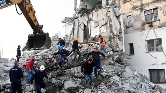 زلزال ألبانيا: فرق إنقاذ من 11 دولة تبحث عن ناجين تحت أنقاض المباني المدمرة