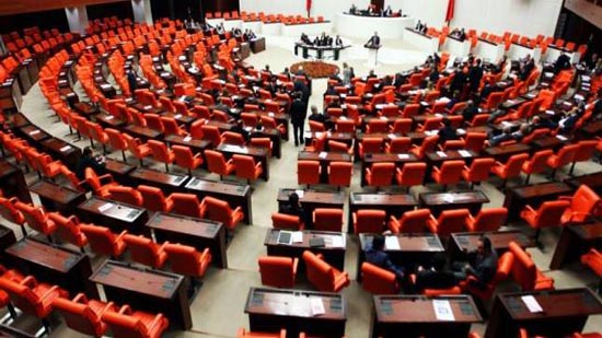 محاولة انتحار داخل البرلمان التركى بسبب البطالة
