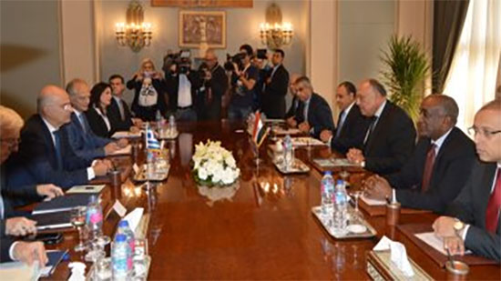 مصر واليونان تبحثان تطور الأوضاع في ليبيا بعد توقيع الحكومة اتفاق مع تركيا