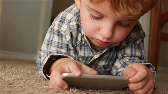 متلازمة الشاشة الإلكترونية.. تعرف عليها وكيف تؤدى إلى التوحد عند الأطفال؟
